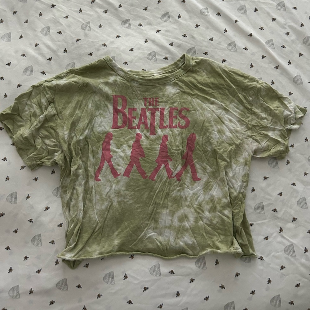 green tie-dye beatles shirt🪲
